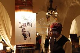 Image du Maroc Professionnelle de  Un serveur du Rick’s Café se penche sur l'affiche annonçant l'hommage du 70e anniversaire au film de 1942 "Casablanca", à Casablanca, au Maroc, le samedi 24 novembre 2012. Une ancienne diplomate américaine a passé deux ans de travaux et un million de dollars en investissements pour amener le Rock’s Café à la plus grande ville du Maroc. La boîte de nuit élégante où Humphrey Bogart se languissait de Ingrid Bergman était juste un jeu sur une scène Warner Bross en Californie, l'équipe du film ne s'est jamais approcher de près de l'Afrique du Nord. (Photo / Abdeljalil Bounhar) 